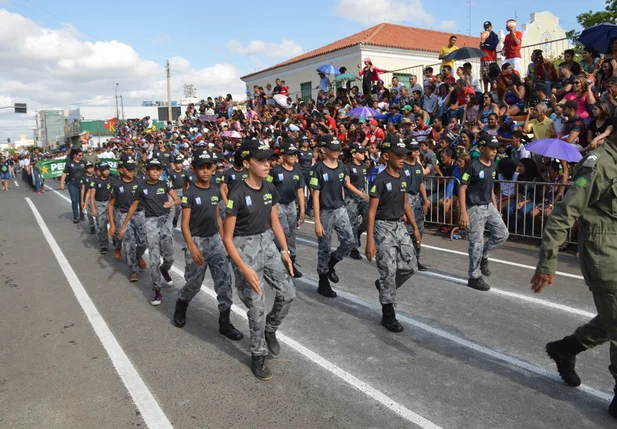 Desfile da Independência reúne milhares de pessoas em Picos