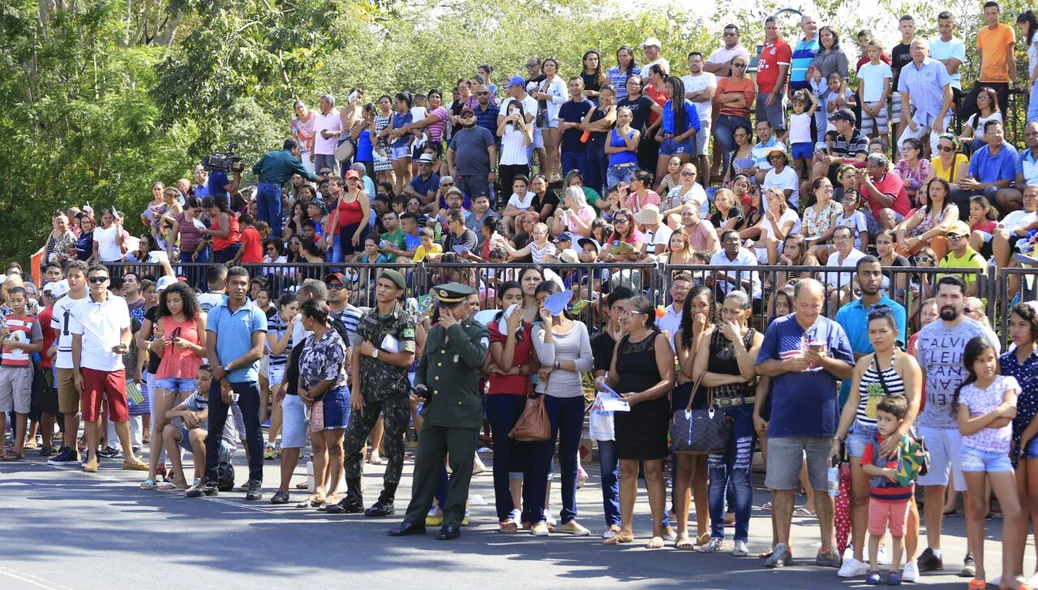 Multidão acompanha o desfile