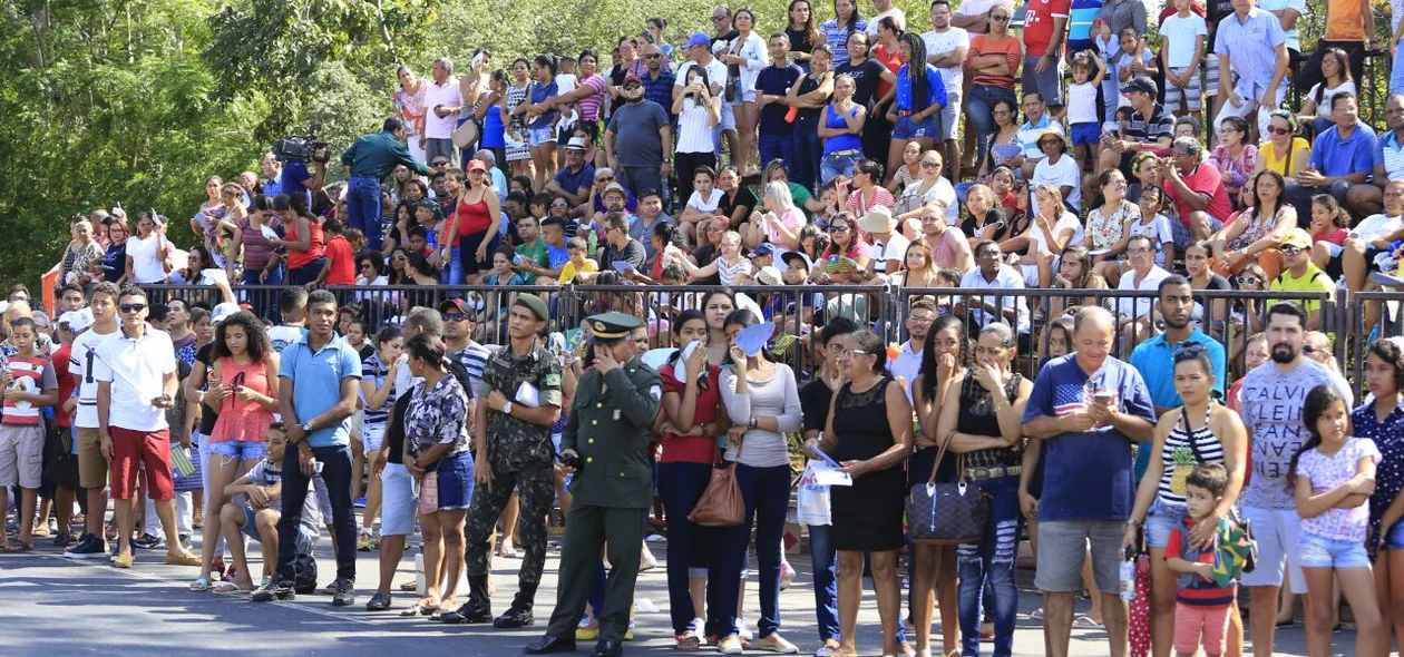 Multidão acompanha o desfile