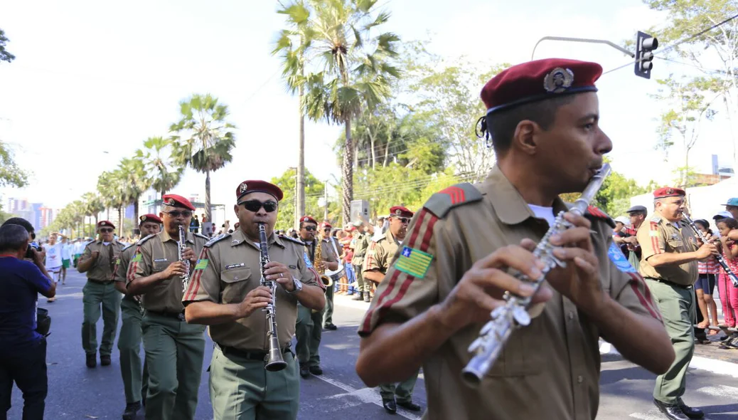 Policiais militares desfilam na Marechal