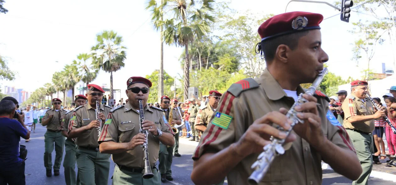 Policiais militares desfilam na Marechal