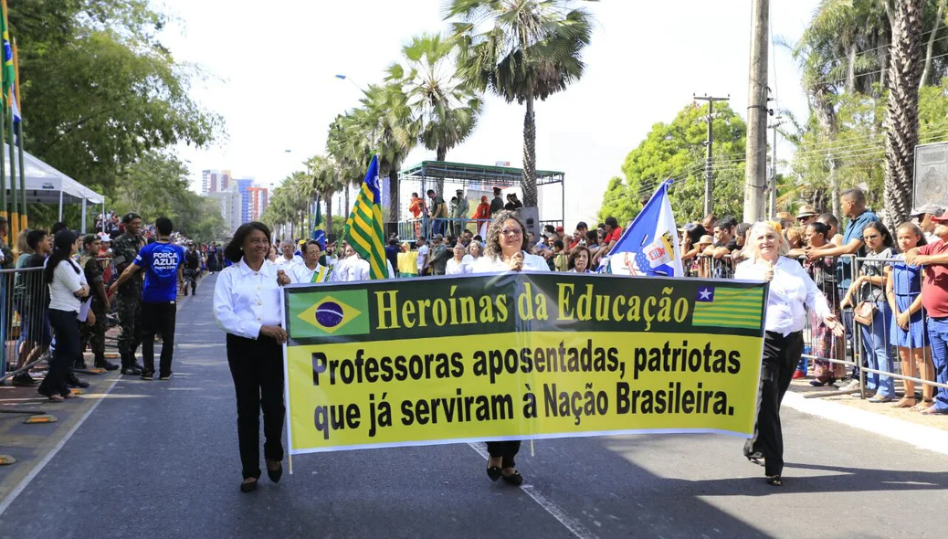 Professoras aposentadas também participaram do desfile