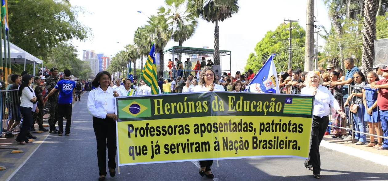 Professoras aposentadas também participaram do desfile