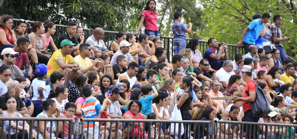 Público acompanha Desfile Cívico do 07 de setembro