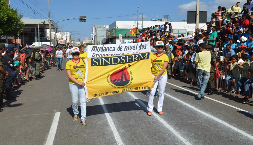 Sindserm faz reivindicações durante o desfile