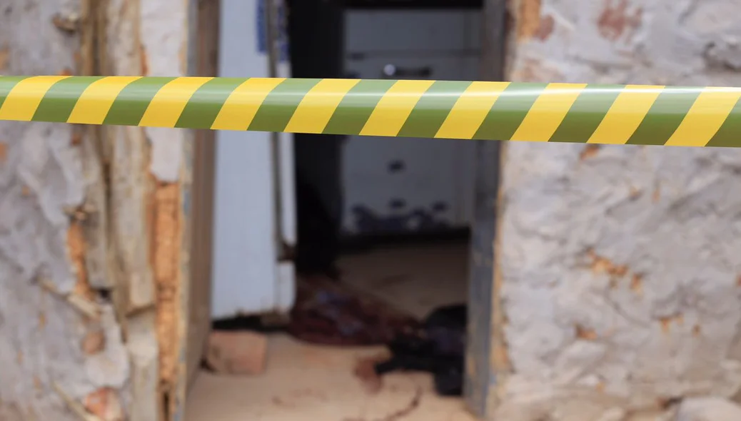 Marcas de sangue estão pela casa da vítima