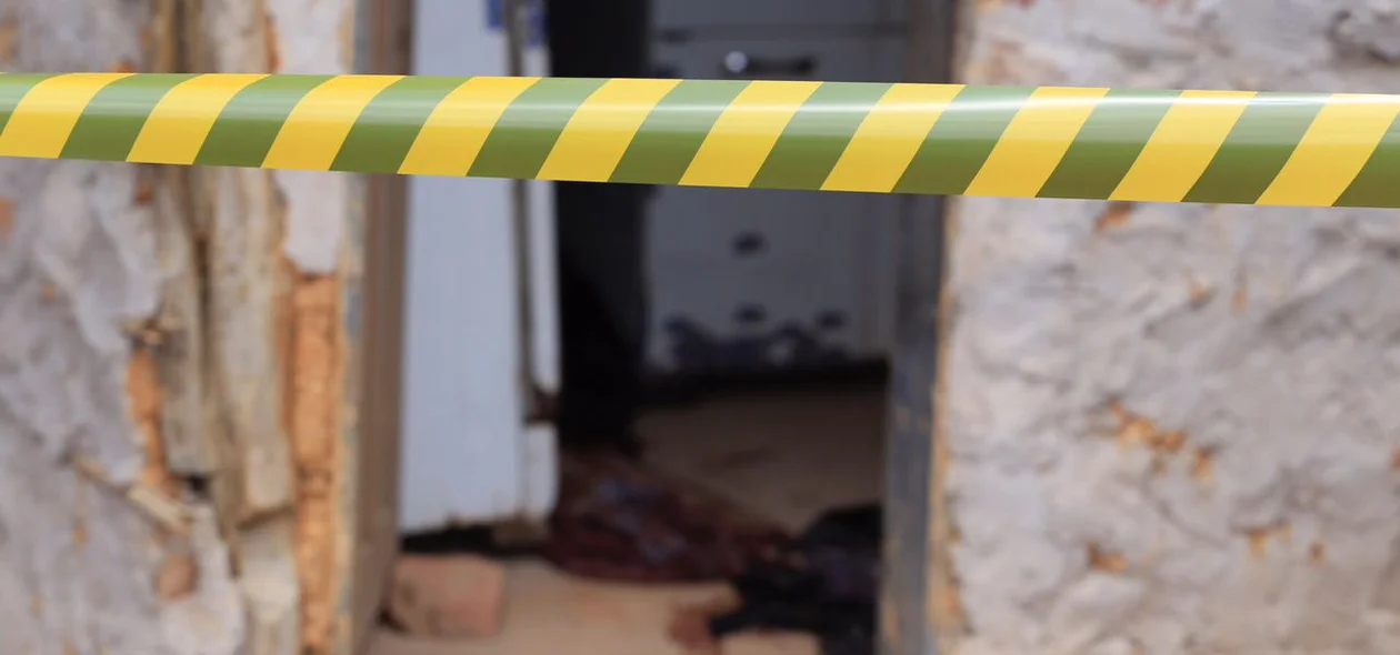 Marcas de sangue estão pela casa da vítima
