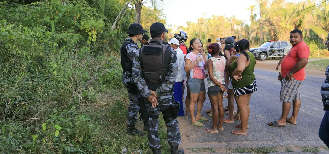 Polícia e populares