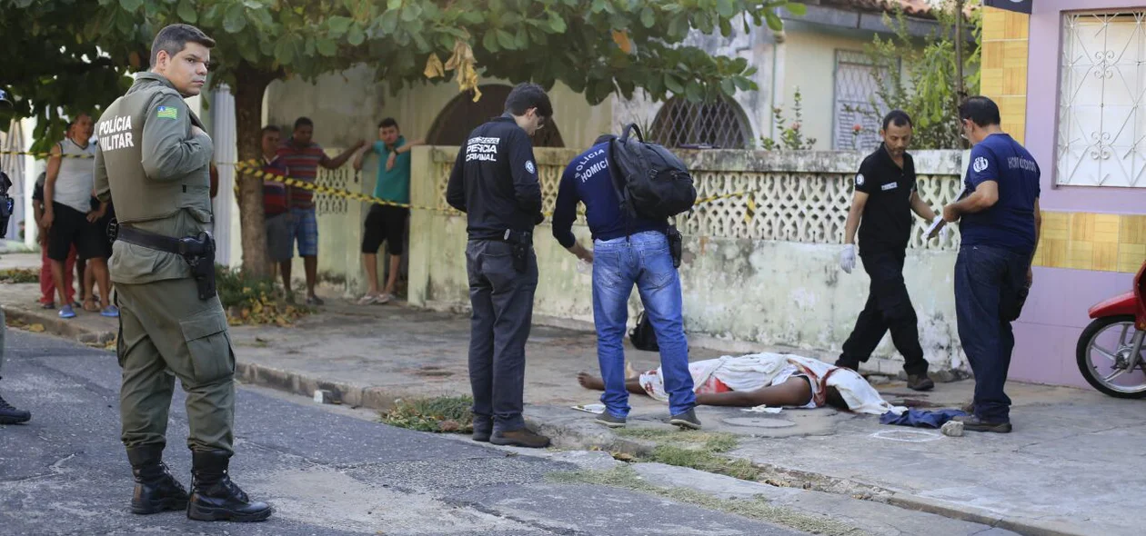 Corpo de Leonardo Raveli Rodrigues Freitas sendo periciado