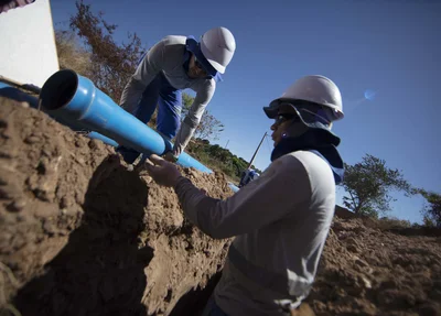 Equipe da Águas de Teresina trabalha em melhoria de rede de abastecimento