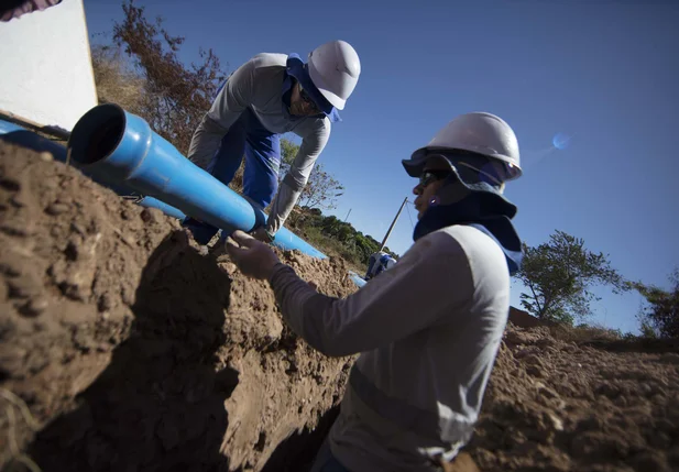 Equipe da Águas de Teresina trabalha em melhoria de rede de abastecimento