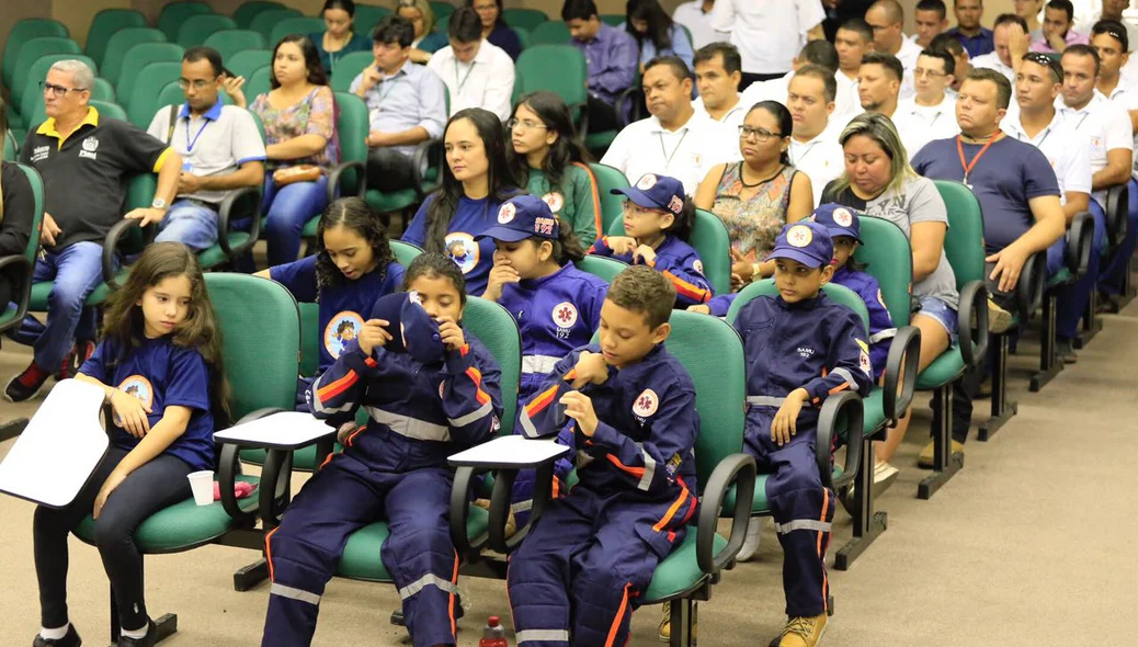 Crianças participam da solenidade de abertura