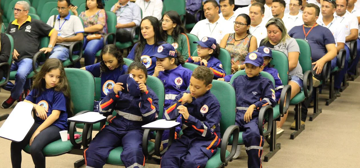 Crianças participam da solenidade de abertura
