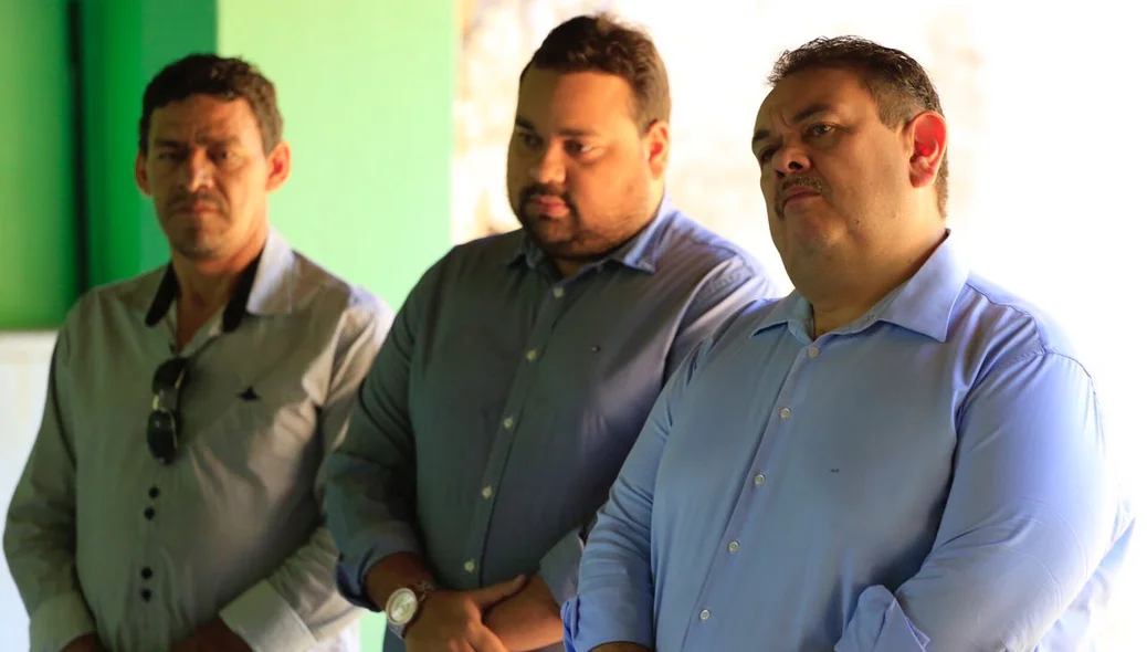 Deputado e amigos participaram da entrega