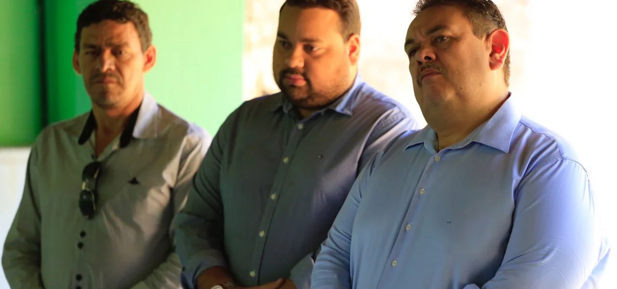 Deputado e amigos participaram da entrega