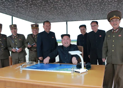 Ditador da Coreia do Norte e militares aliados do governo