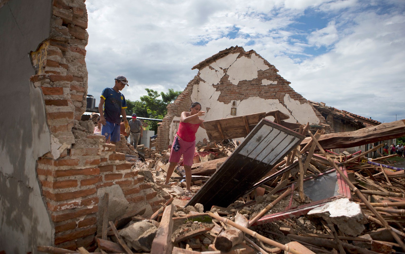 Dona da casa procura objetos após destruição 