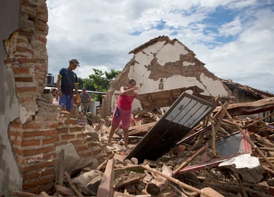 Dona da casa procura objetos após destruição 