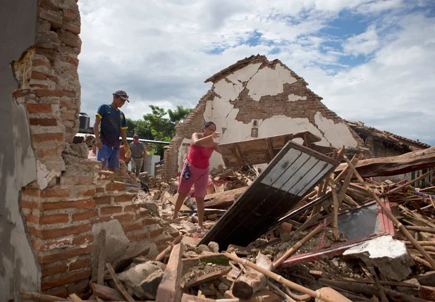 Dona da casa procura objetos após destruição 