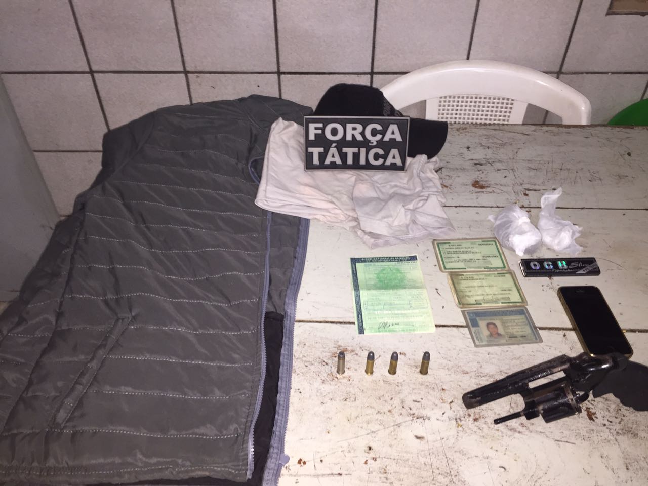 Foi encontrado com o trio um revólver calibre 38, quatro munições intactas e duas porções de maconha 
