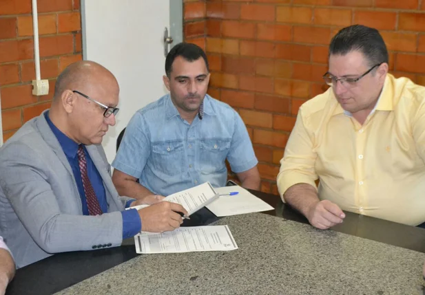 Franzé Silva assina o contrato
