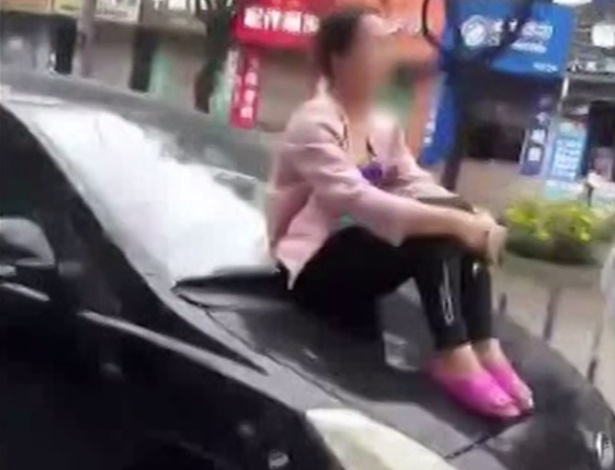 Mulher foi levada por alguns quilômetros no capô do carro