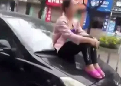 Mulher foi levada por alguns quilômetros no capô do carro