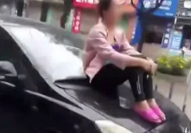 Mulher foi levada por alguns quilômetros no capô do carro