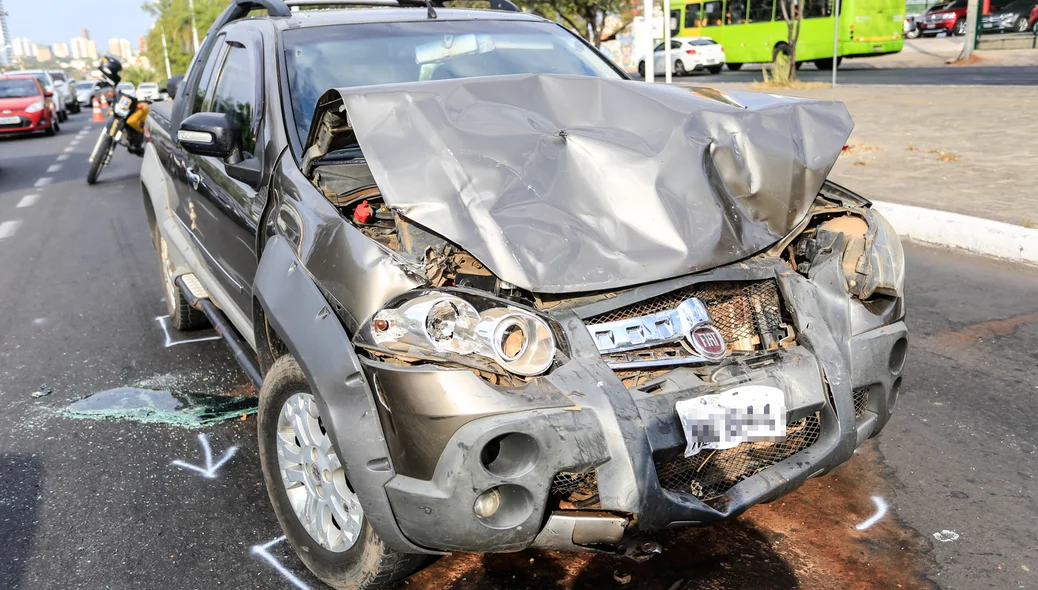 Frente do veículo ficou destruída 