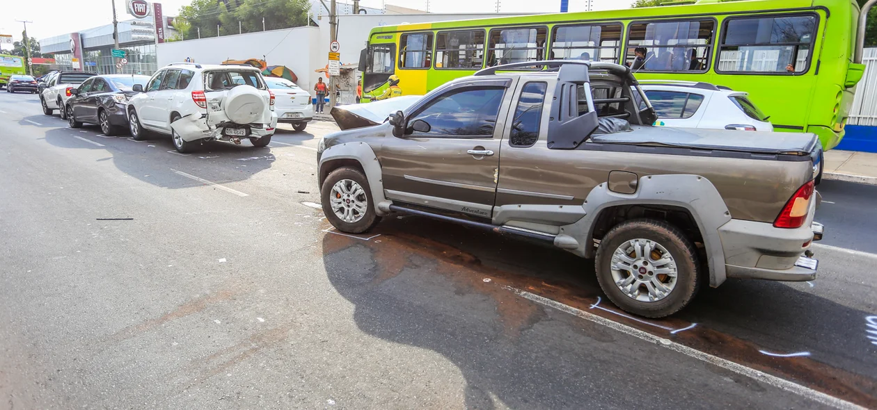 Quatro veículos se envolvem em acidente na avenida Frei Serafim 