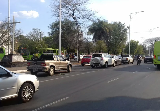 Quatro veículos se envolvem em acidente na avenida Frei Serafim