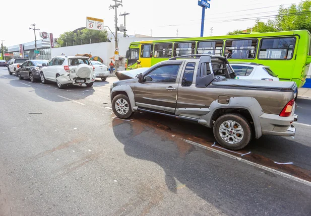  veículos se envolvem em acidente na avenida Frei Serafim