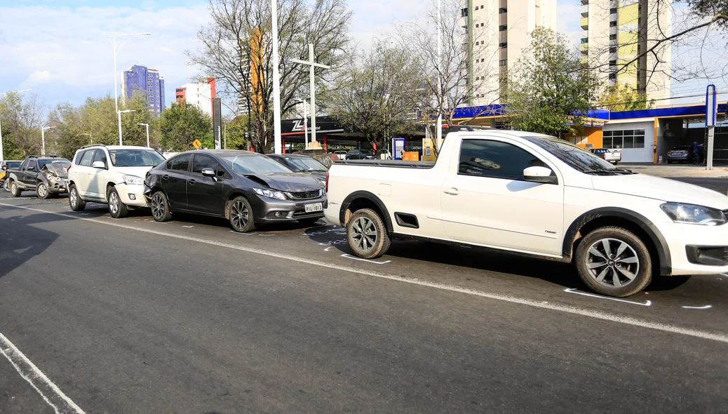 veículos se envolvem em acidente na avenida Frei Serafim