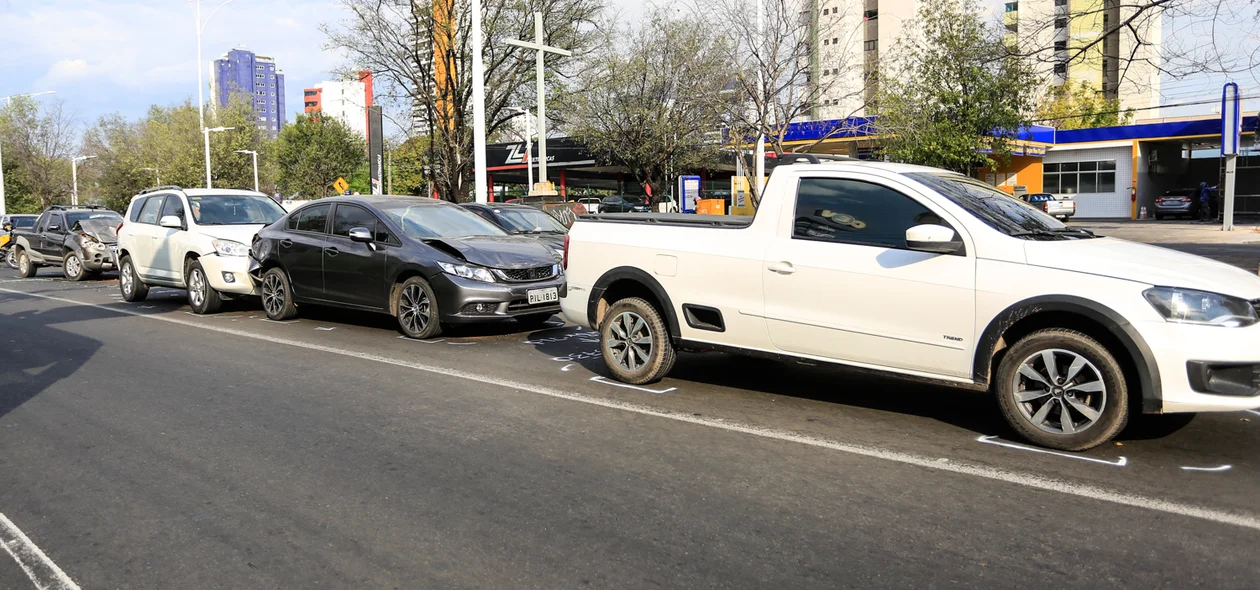 veículos se envolvem em acidente na avenida Frei Serafim