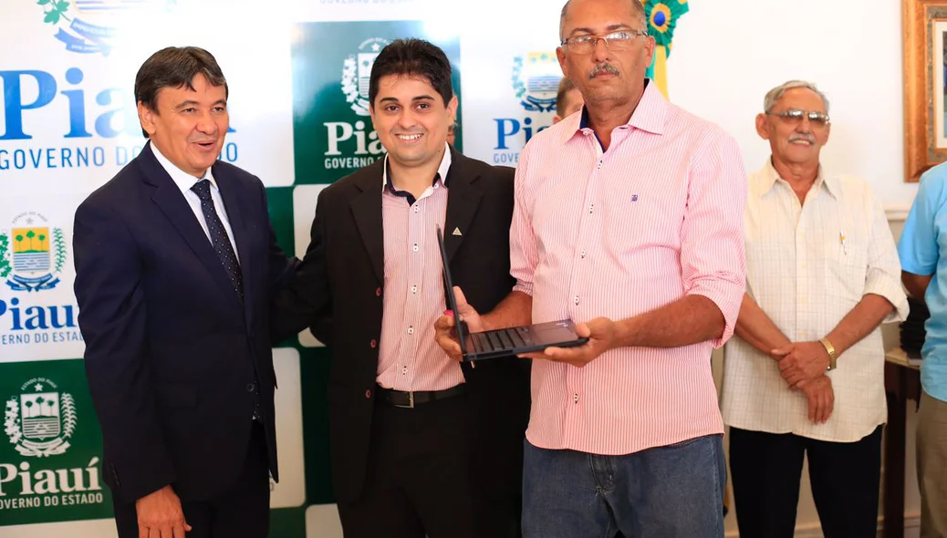 Entrega de materiais para o Emater
