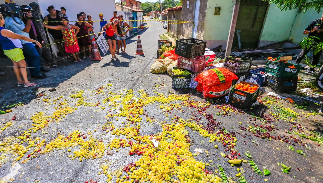 Frutas espalhadas pelo chão