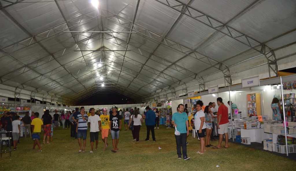 Galpão onde estão instalados os estandes e auditório