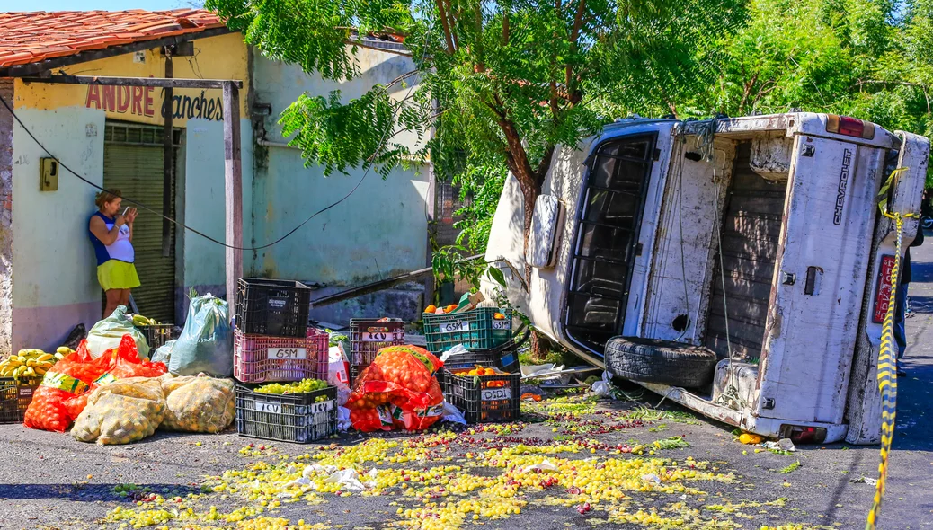 O veículo estava carregado com frutas e verduras