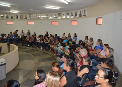 Servidores da Educação lotam galerias da Câmara