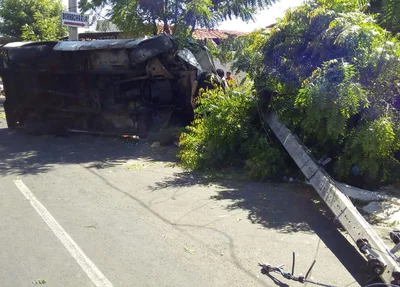 Veículo colidiu com o poste e capotou