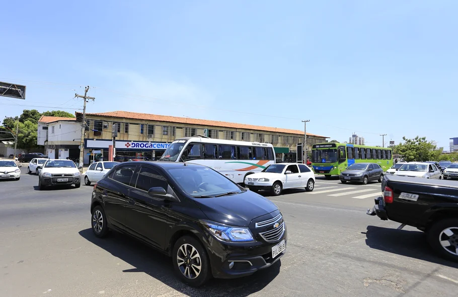 Condutores que passaram pelo local tiveram dificuldades para prosseguir seus caminhos