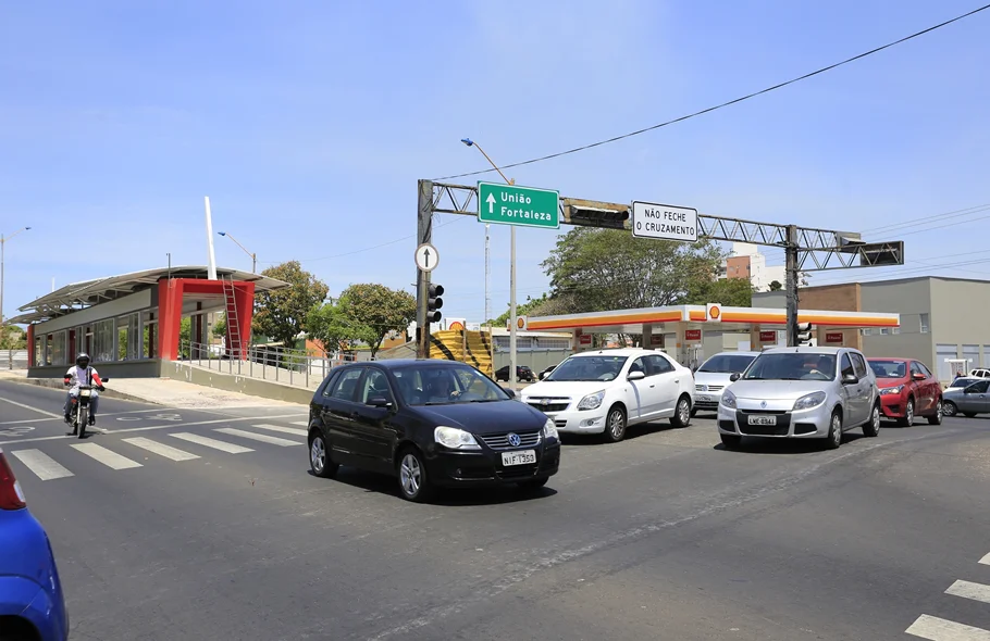 Cruzamento da Avenida João XXIII com a Rua Governador Gayoso de Almendra
