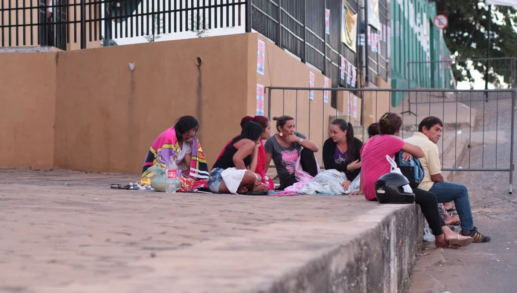 Familiares dos presos esperando para poder visita-los 