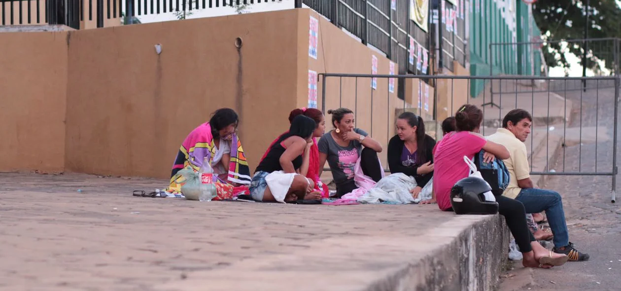 Familiares dos presos esperando para poder visita-los 