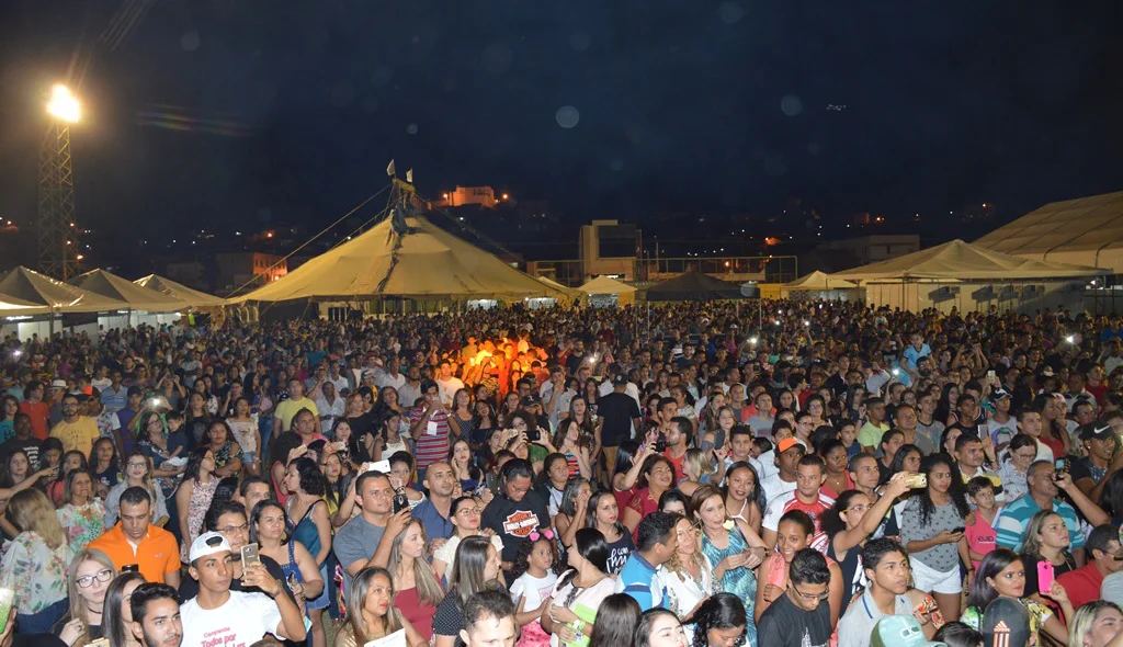 Multidão presitigia show de Gabriel O Pensador