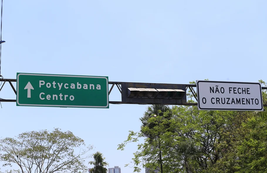 Não havia sinalização para controlar o tráfego de veículos