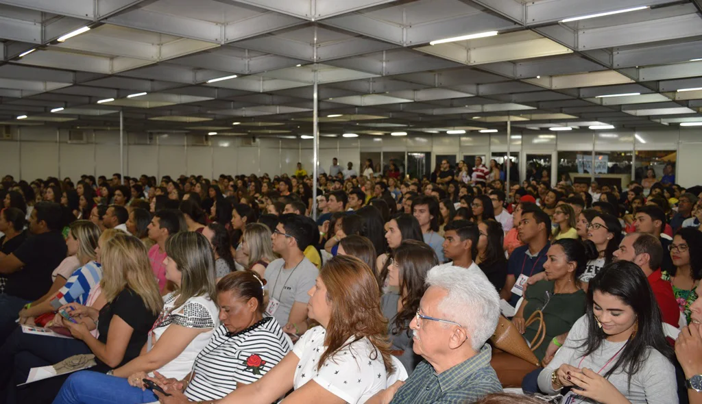 Público atento à palestra de Gabriel O Pensador