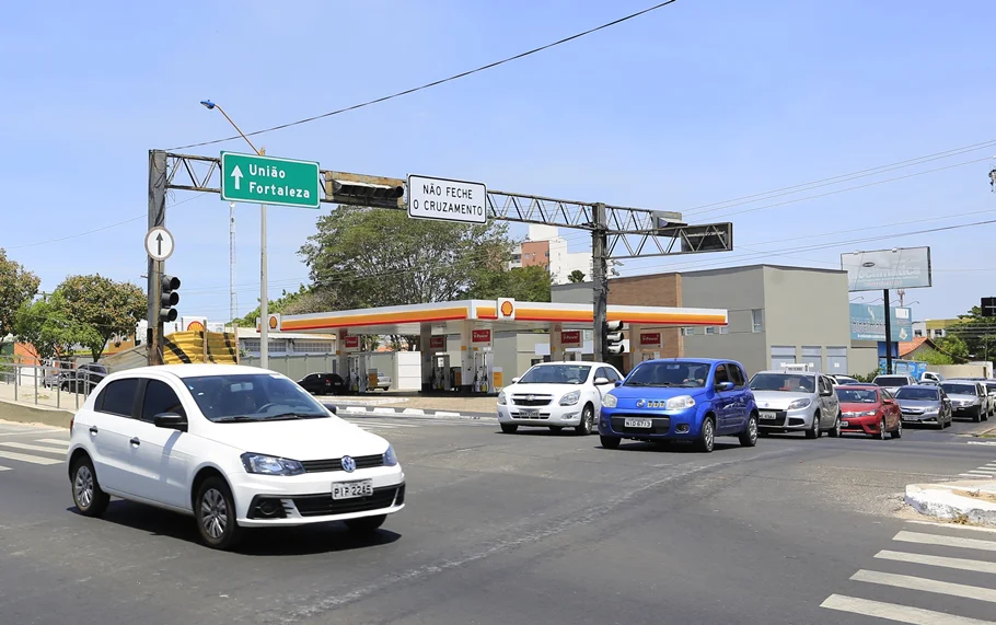 Semáforos apagados provocam trânsito lento na Avenida João XXIII