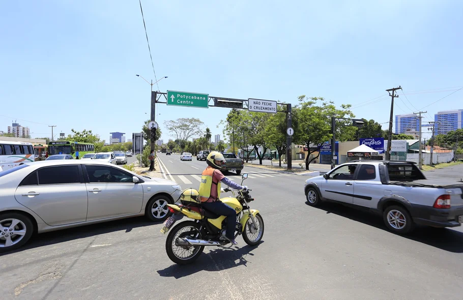 Semáforos apagados provocam trânsito lento na Avenida João XXIII