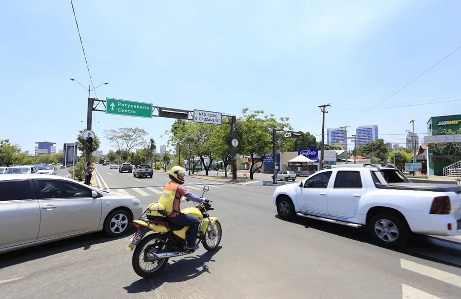 Vários semáforos apagados estão deixando o trânsito lento na Avenida João XXIII